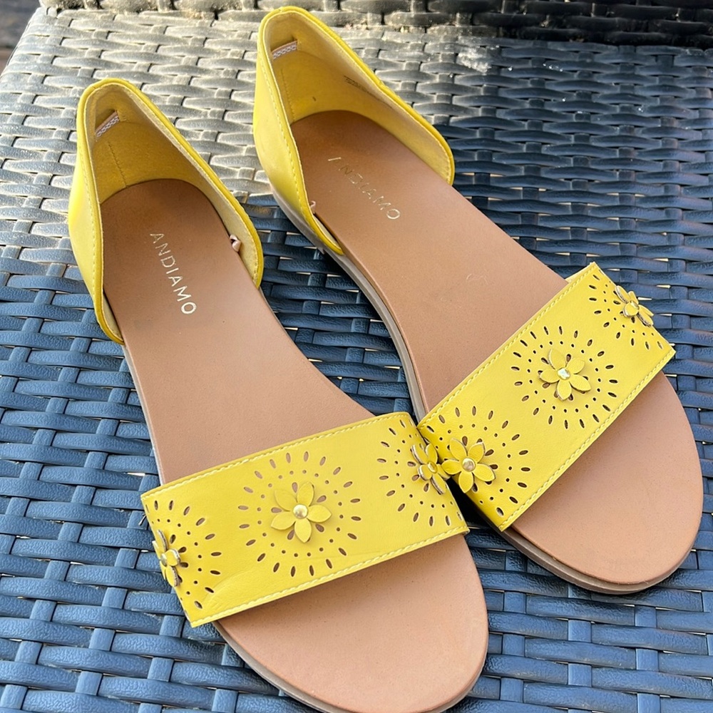 NEW YELLOW SANDALS! 💛